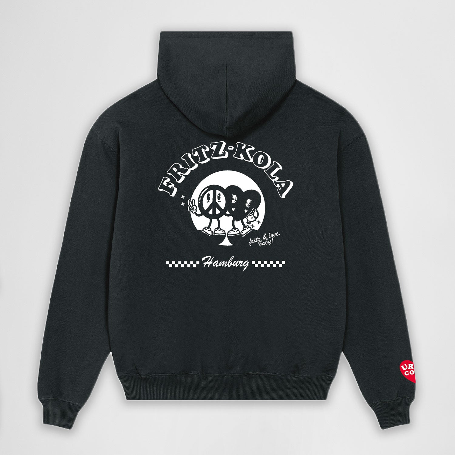 schwarzer fritz-kola Kapuzenhoodie mit weißem Aufdruck auf der Rückseite. Zeigt eine Peace-Zeichen-Figur und eine Herz-Figur vor weißem Kreis, darüber steht "fritz-kola" in geschwungenen Buchstaben. Darunter "Hamburg" zwischen karierten Streifen. Rechter Ärmel hat rotes Herz mit "ur so cool" print. Text "fritz & love, baby!" unter den Figuren.