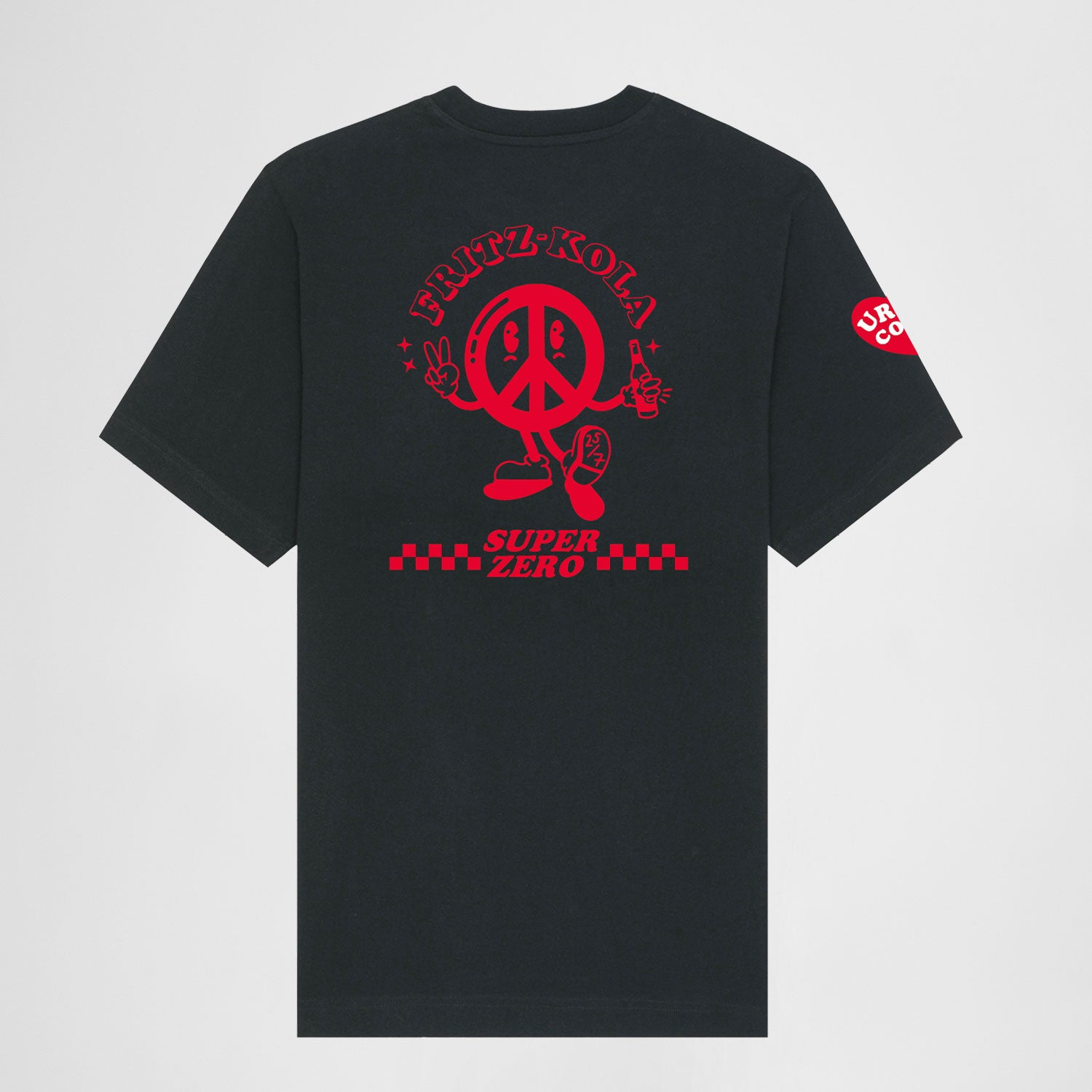 schwarzes fritz-kola T-Shirt mit rotem Aufdruck auf der Rückseite. Zeigt eine Peace-Zeichen-Figur mit einer fritz-kola Flasche in der Hand, darüber steht "fritz-kola" in geschwungenen Buchstaben. Darunter "super zero" zwischen karierten Streifen. Rechter Ärmel hat rotes Herz mit "ur so cool" print. Text "fritz & love, baby!" unter den Figuren.