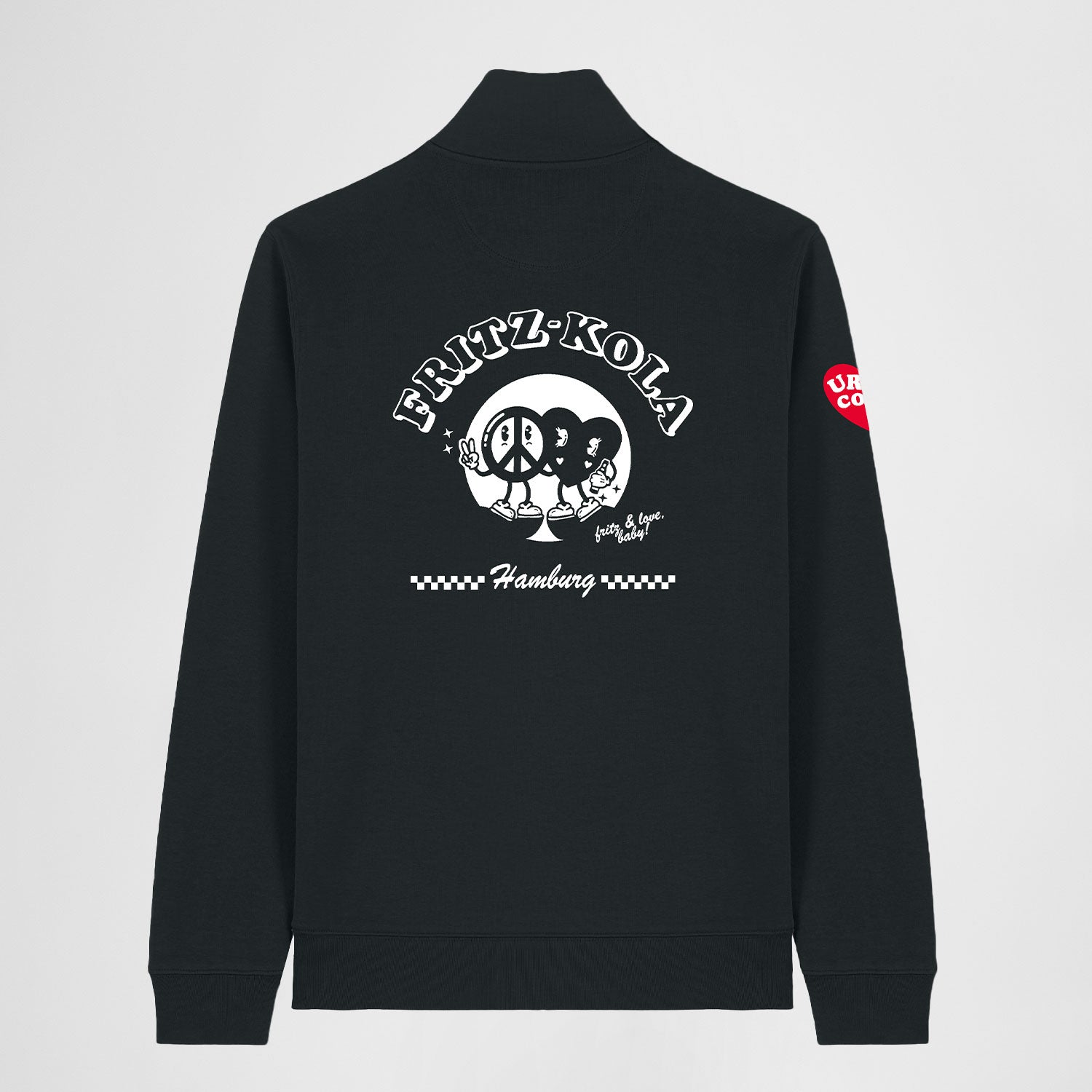 schwarzer fritz-kola Zipper mit weißem Aufdruck auf der Rückseite. Zeigt eine Peace-Zeichen-Figur und eine Herz-Figur vor weißem Kreis, darüber steht "fritz-kola" in geschwungenen Buchstaben. Darunter "Hamburg" zwischen karierten Streifen. Rechter Ärmel hat rotes Herz mit "ur so cool" print. Text "fritz & love, baby!" unter den Figuren.