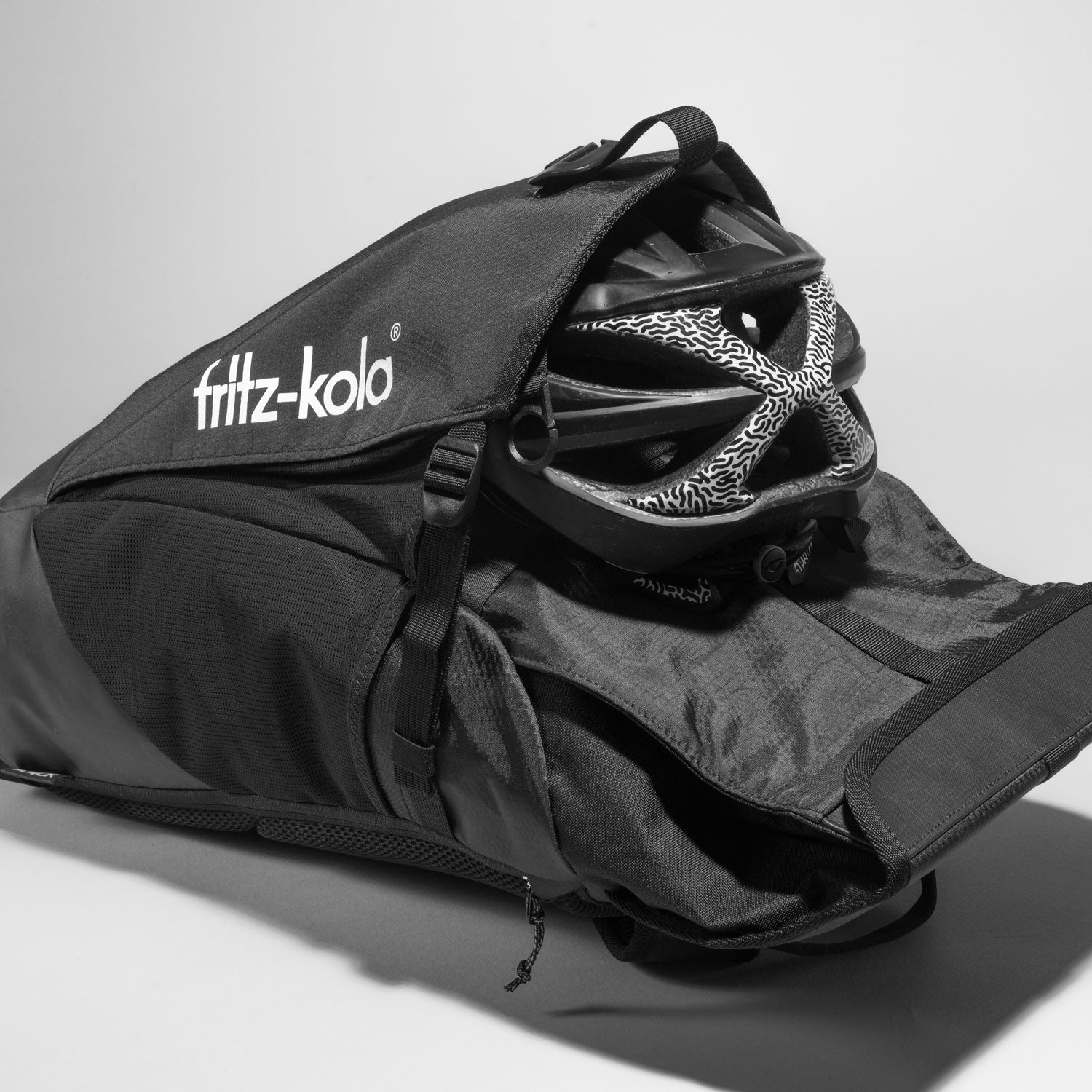 fritz-kola x aevor rucksack rollpack Vorführung Vorderfach mit Fahrradhelm