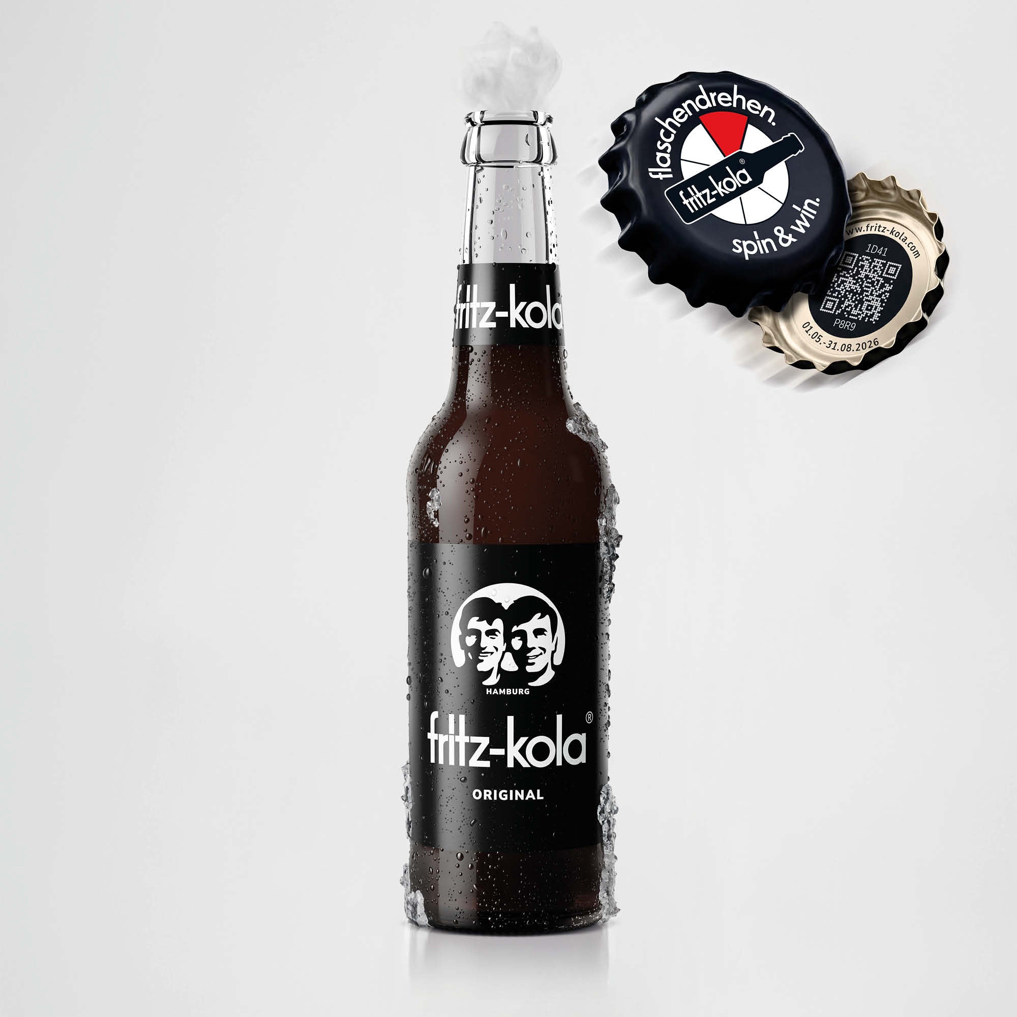 Eine Flasche fritz-kola original 0,33l. Die Flasche ist mit Kondenswasser bedeckt und steht vor einem hellen Hintergrund.