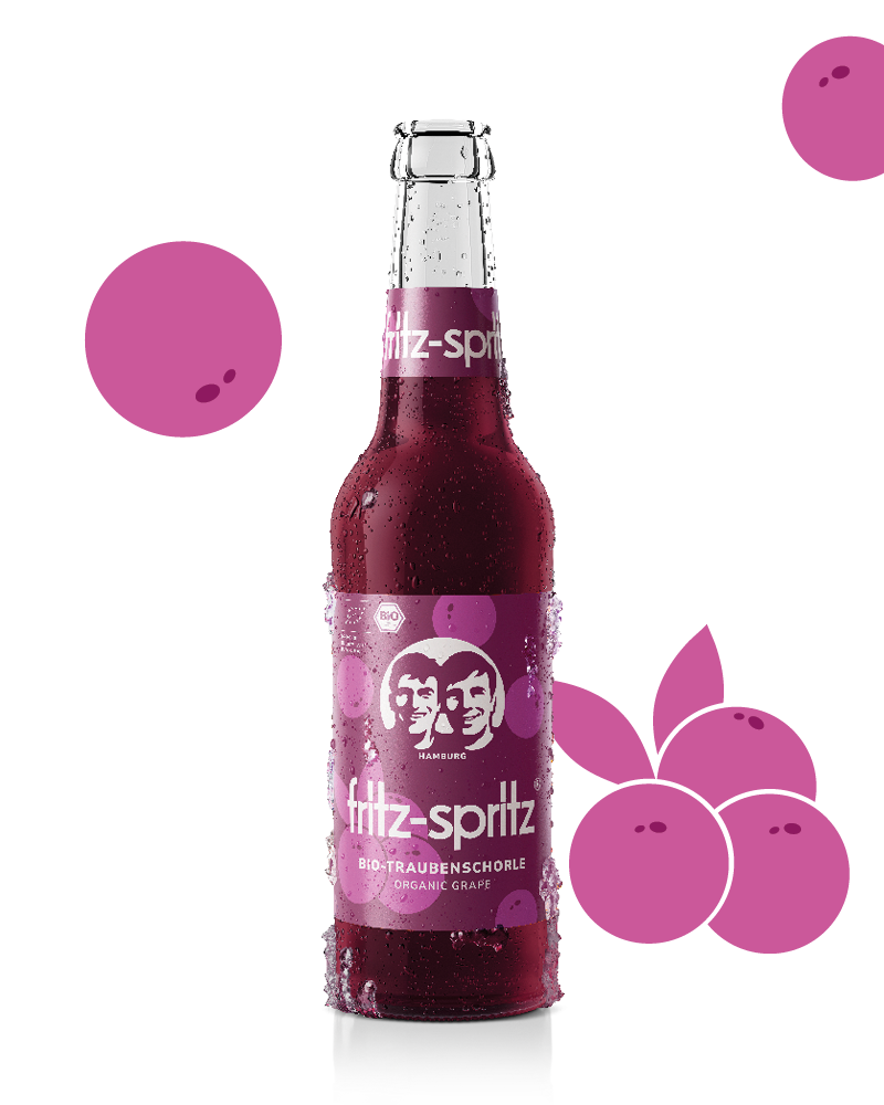 glasflasche fritz-spritz bio-traubenschorle mit violettem etikett und kondenswasser
