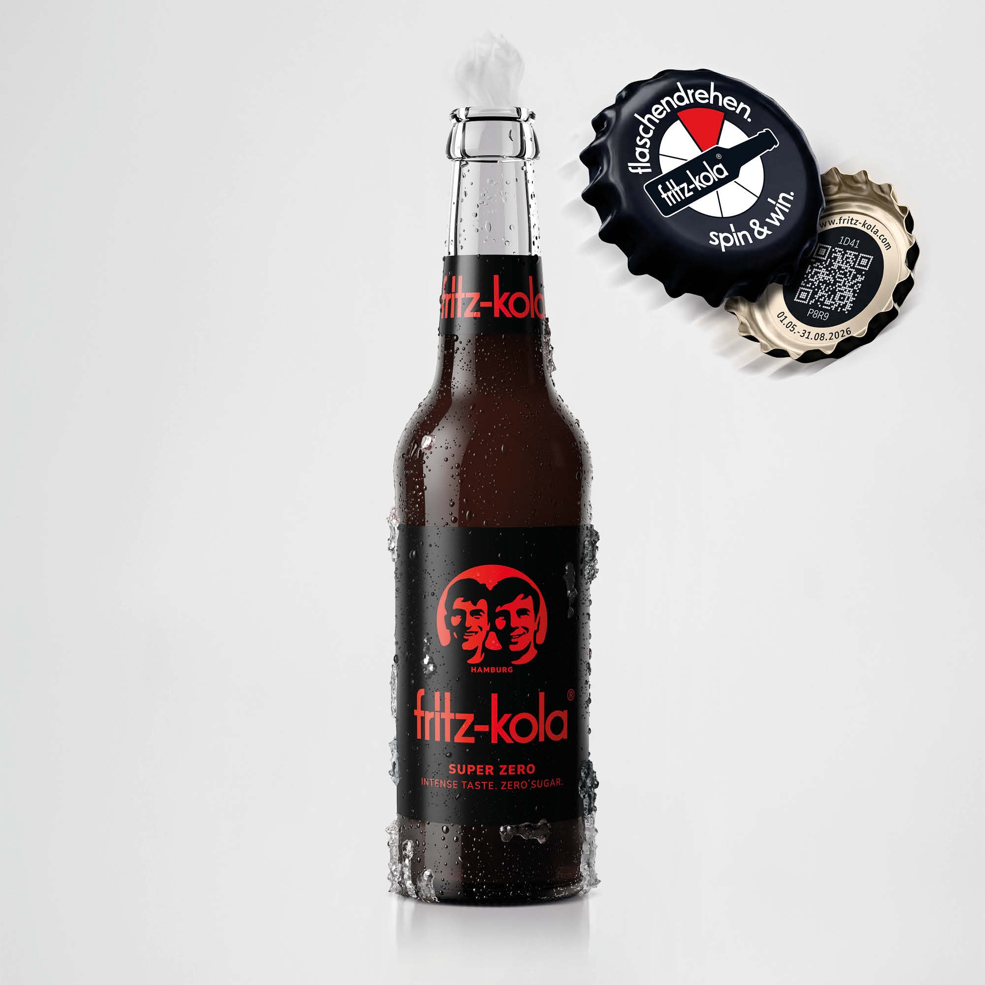 Eine Flasche fritz-limo super-zero 0,33l. Die Flasche ist mit Kondenswasser bedeckt und steht vor einem hellen Hintergrund.