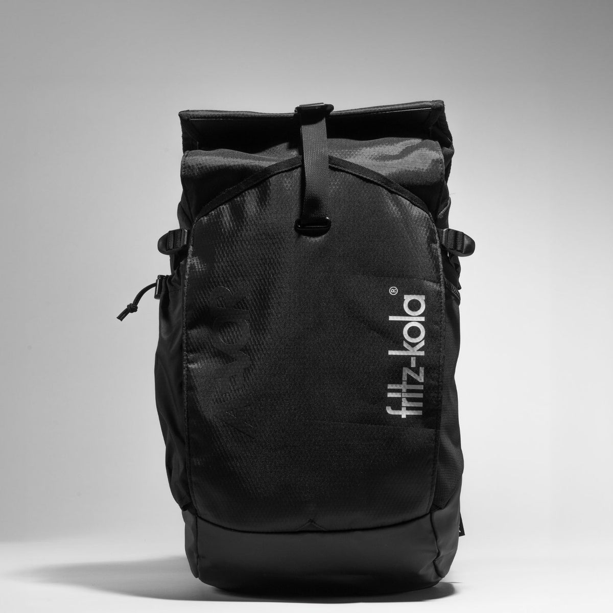 Der Aevor Rollpack Rucksack in der limitierten fritz-kola edition von vorn vor hellem hintergrund. 