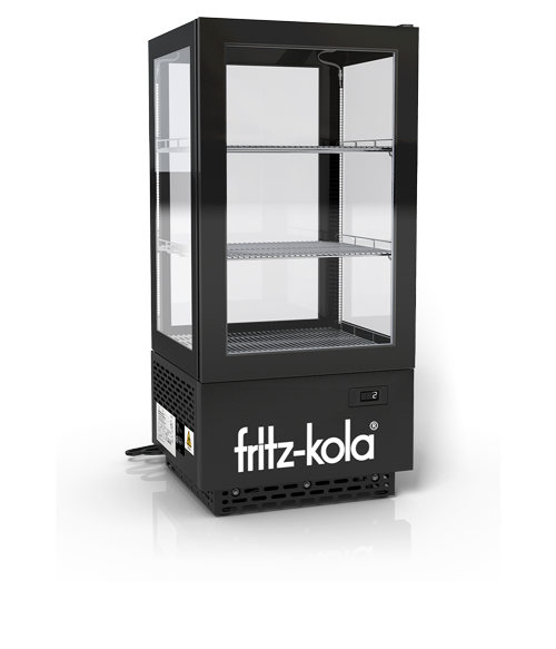Schwarzer Getränkekühlschrank mit Glasfront und zwei Einlegeböden. Auf der Vorderseite ist das Logo „fritz-kola“ angebracht. Der Kühlschrank steht freigestellt vor hellem Hintergrund.
