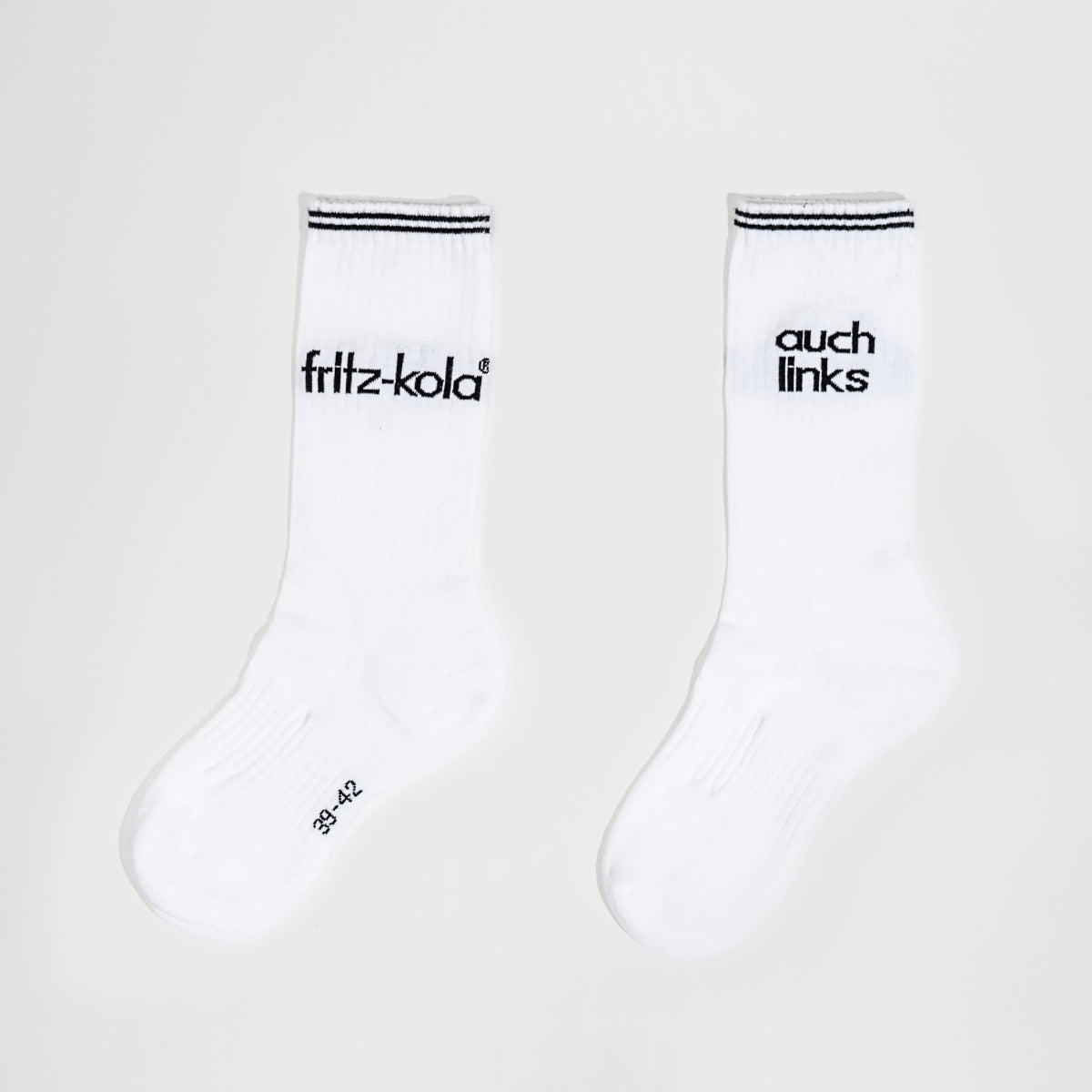 fritz-kola weiße tennissocken. socke links mit dem schriftzug"fritz-kola"  und socke rechts mit dem schriftzug "auch links"