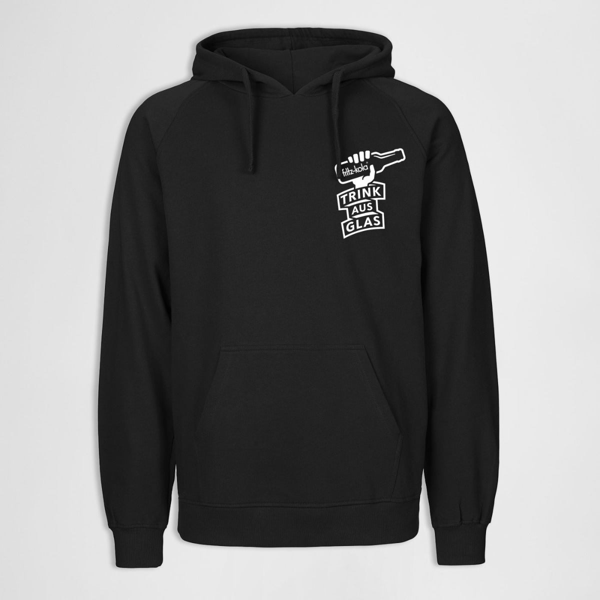 Ein schwarzer fritz-kola Hoodie mit dem weißen "TRINK AUS GLAS" Logo und der stilisierten Flasche auf der linken Brustseite, fotografiert auf grauem Hintergrund.